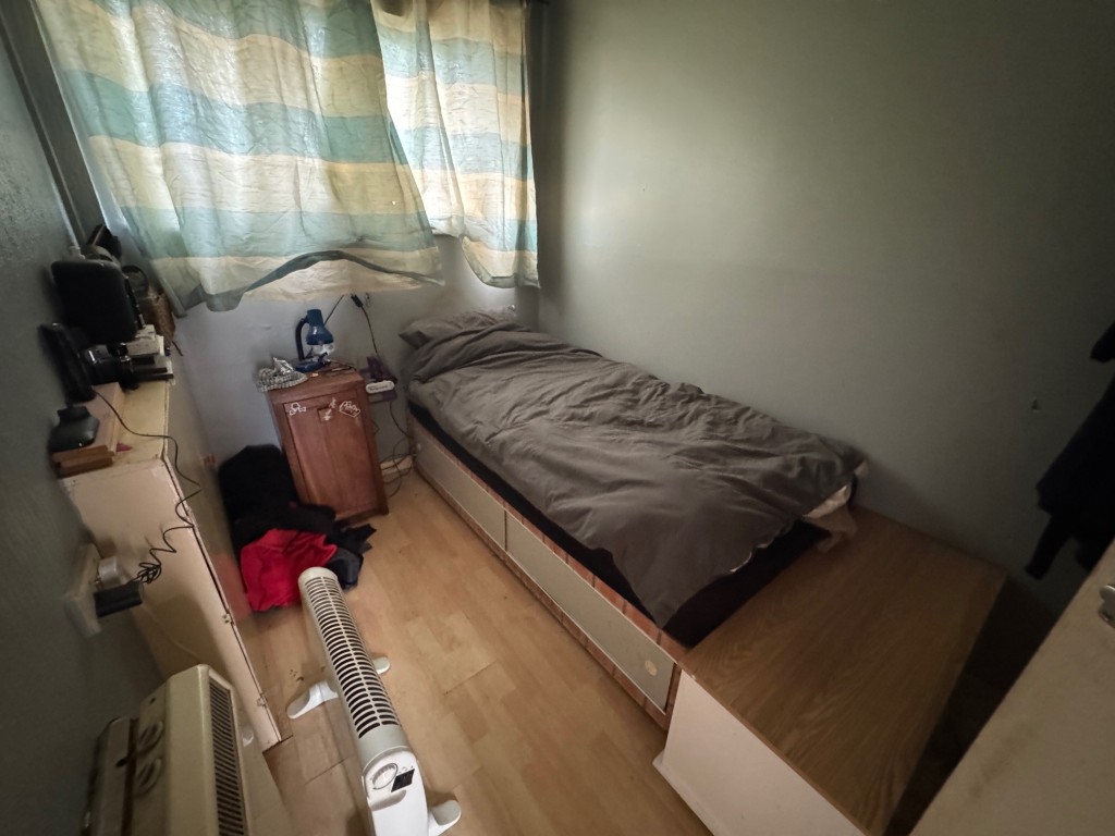 Lot: 131 - FREEHOLD INVESTMENT OF TWO FLATS - Ground floor flat - bedroom